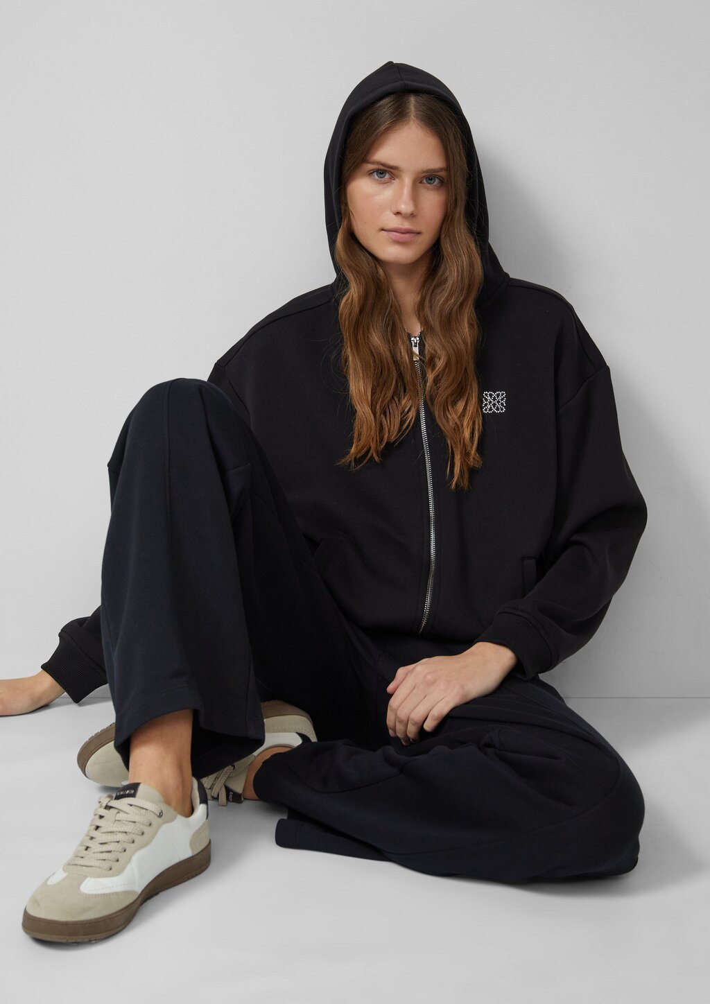 Weiche Sweatjacke mit Schmuckstein-Detail