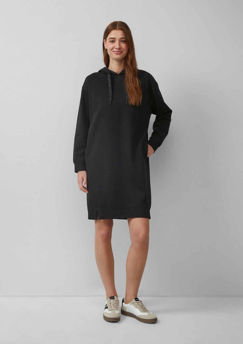 Sweatkleid mit seitlichen Eingrifftaschen und Kapuze