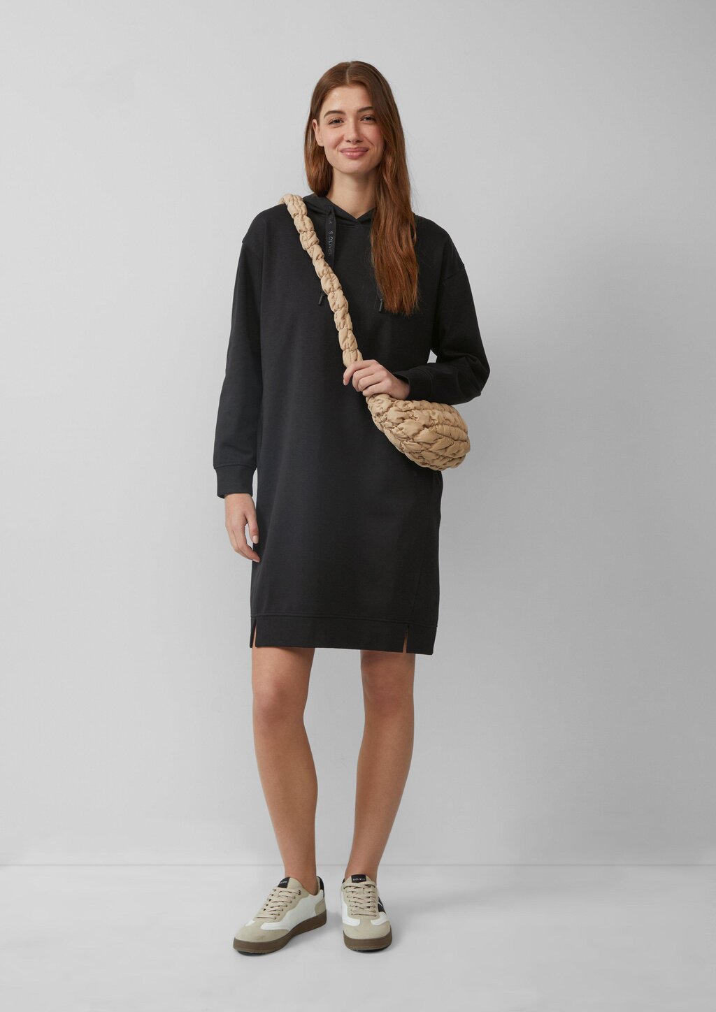 Sweatkleid mit seitlichen Eingrifftaschen und Kapuze