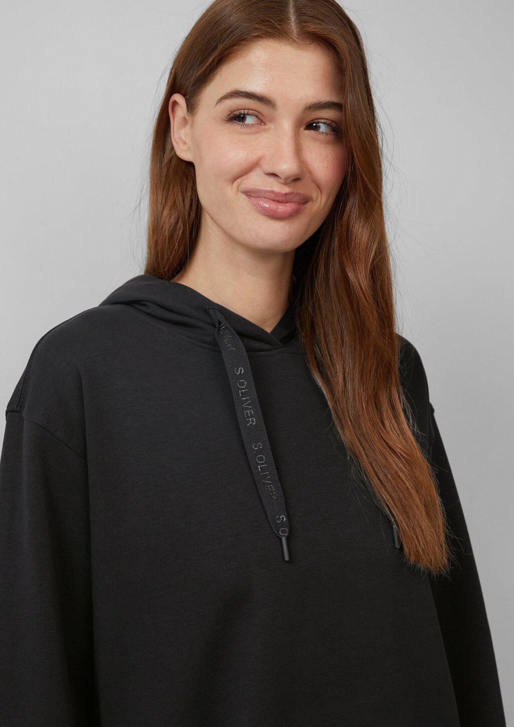 Sweatkleid mit seitlichen Eingrifftaschen und Kapuze