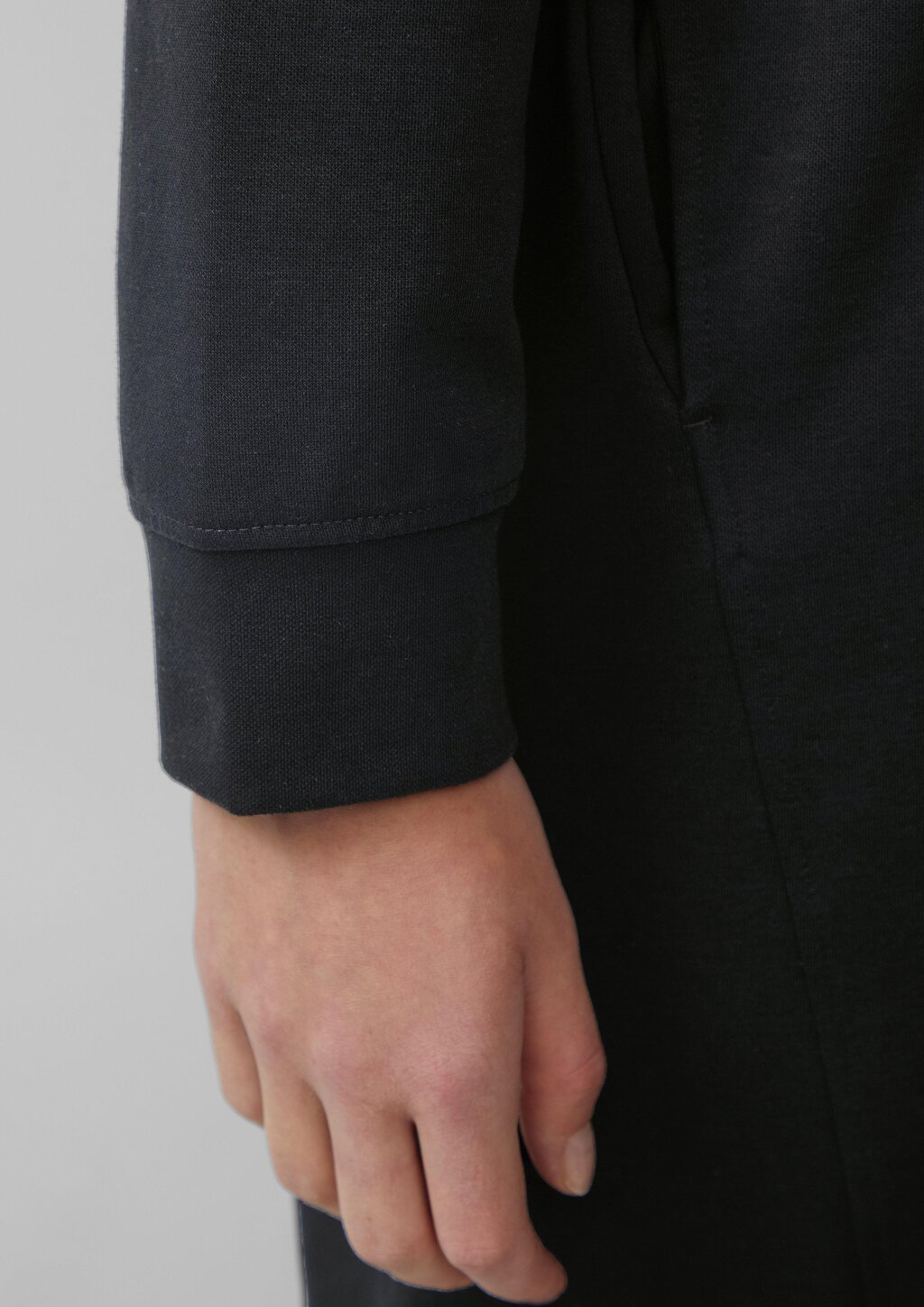 Sweatkleid mit seitlichen Eingrifftaschen und Kapuze