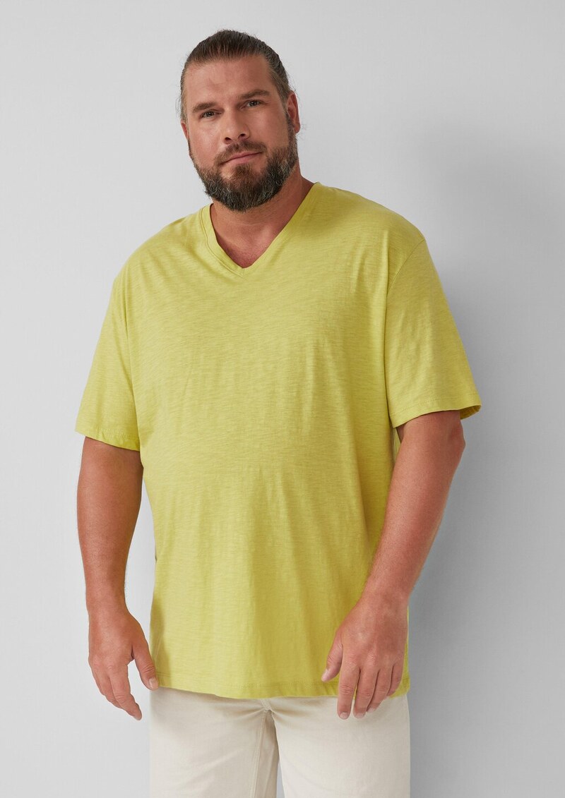 T-Shirt mit Label-Patch und V-Ausschnitt