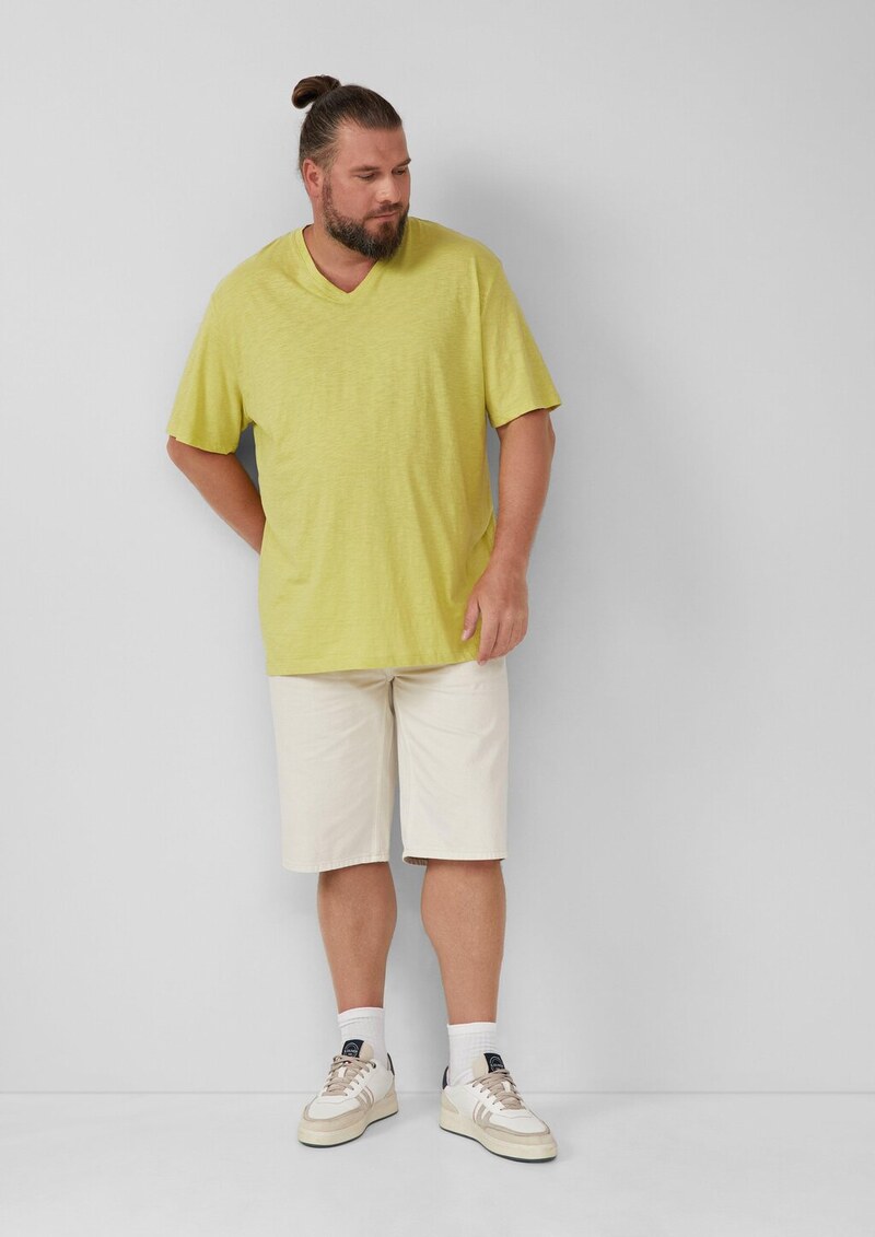 T-Shirt mit Label-Patch und V-Ausschnitt