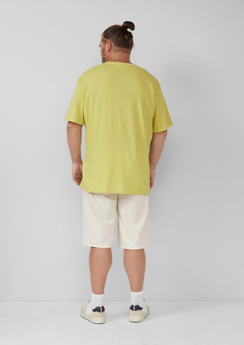 T-Shirt mit Label-Patch und V-Ausschnitt