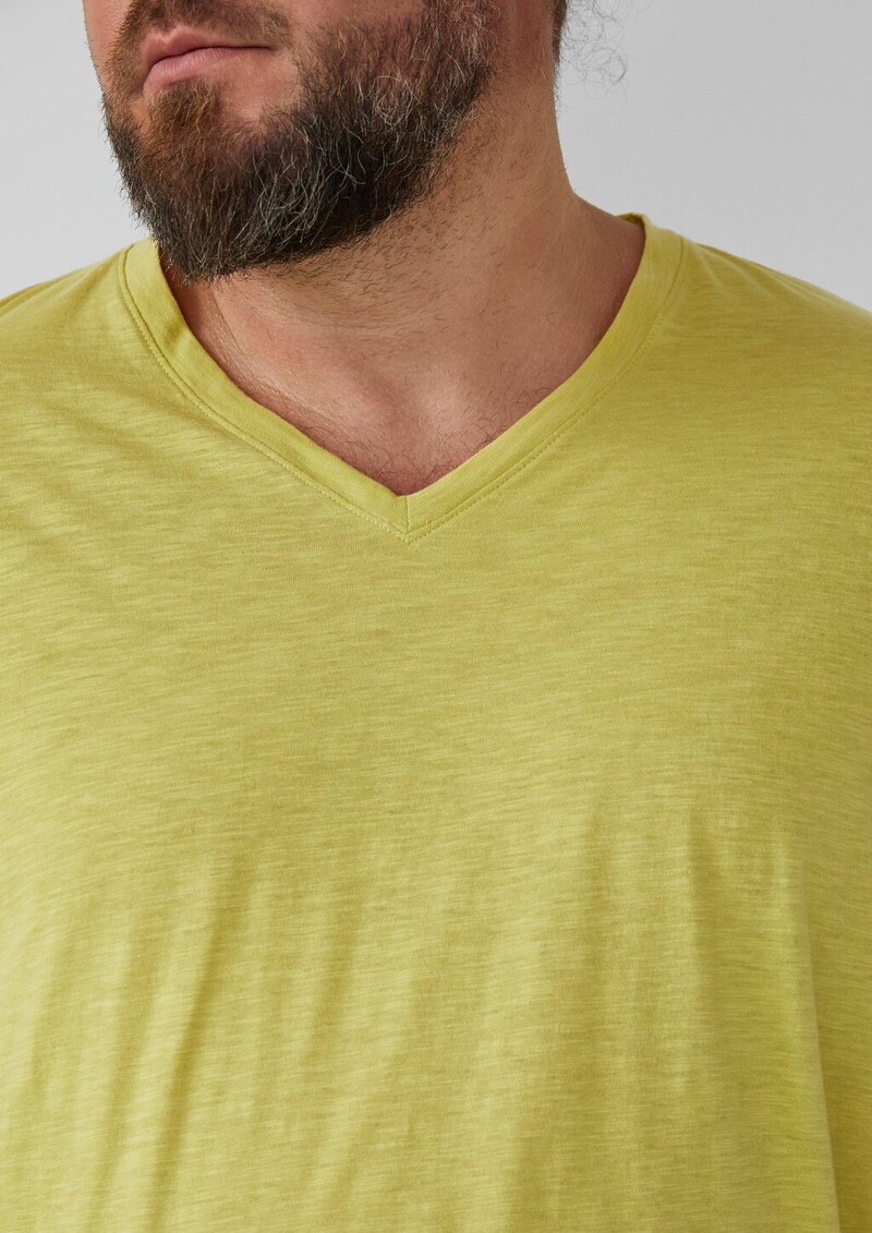 T-Shirt mit Label-Patch und V-Ausschnitt