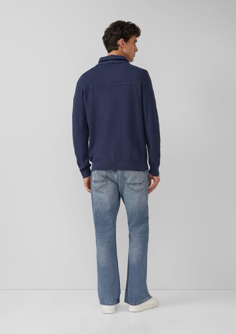 Leichter Pullover mit Snood-Kragen und Logo-Detail