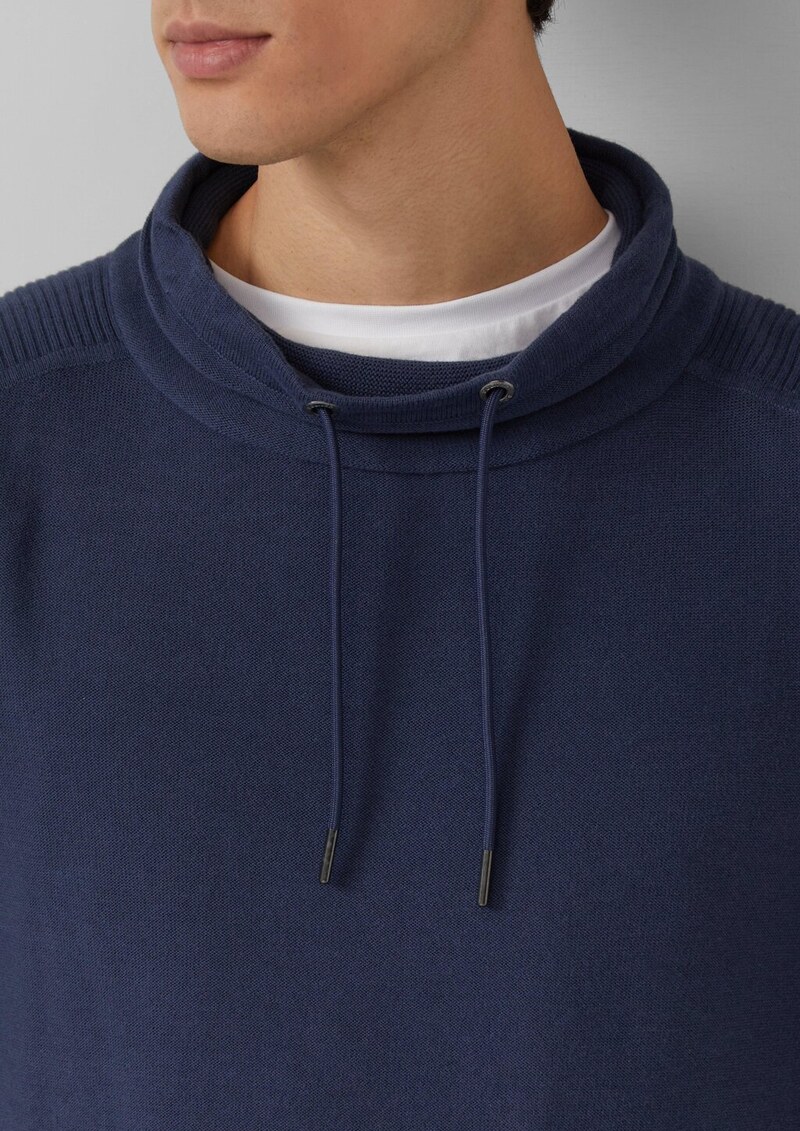 Leichter Pullover mit Snood-Kragen und Logo-Detail