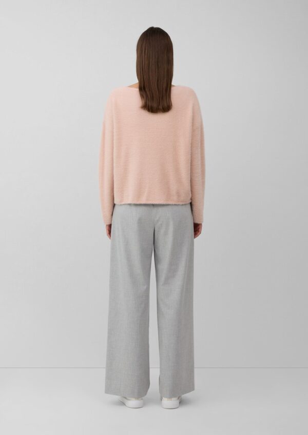 Flauschiger Pullover mit U-Boot-Ausschnitt