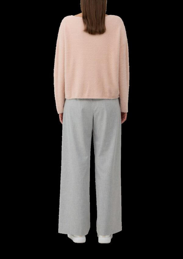 Flauschiger Pullover mit U-Boot-Ausschnitt