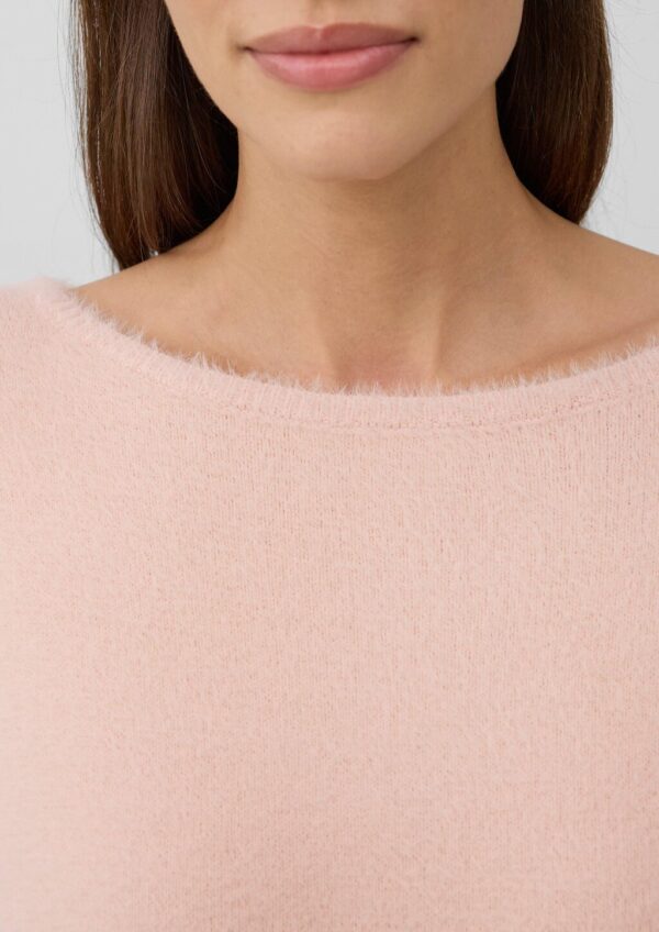 Flauschiger Pullover mit U-Boot-Ausschnitt