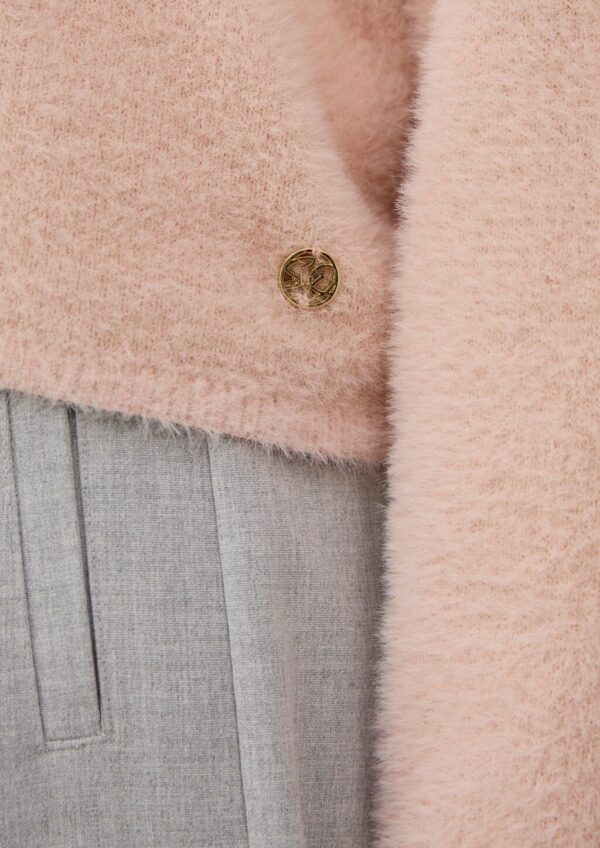 Flauschiger Pullover mit U-Boot-Ausschnitt