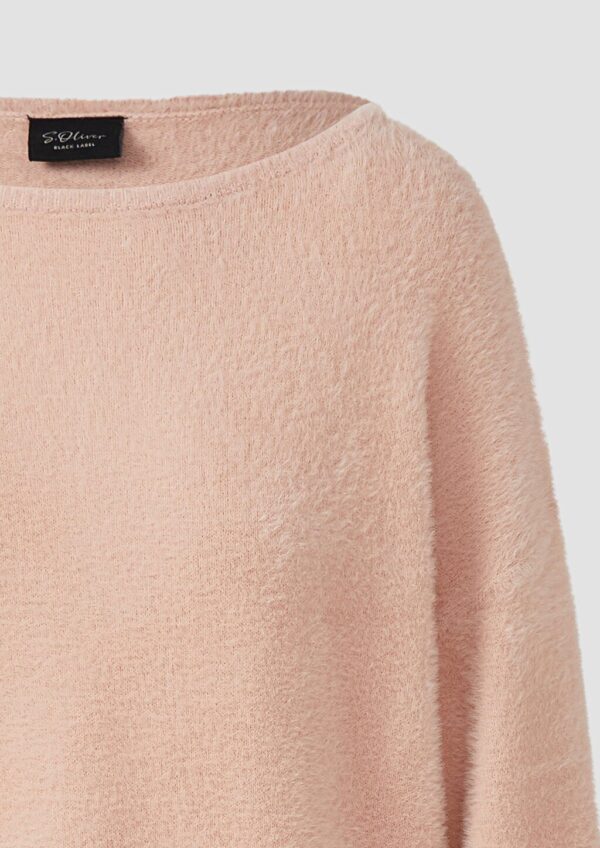 Flauschiger Pullover mit U-Boot-Ausschnitt