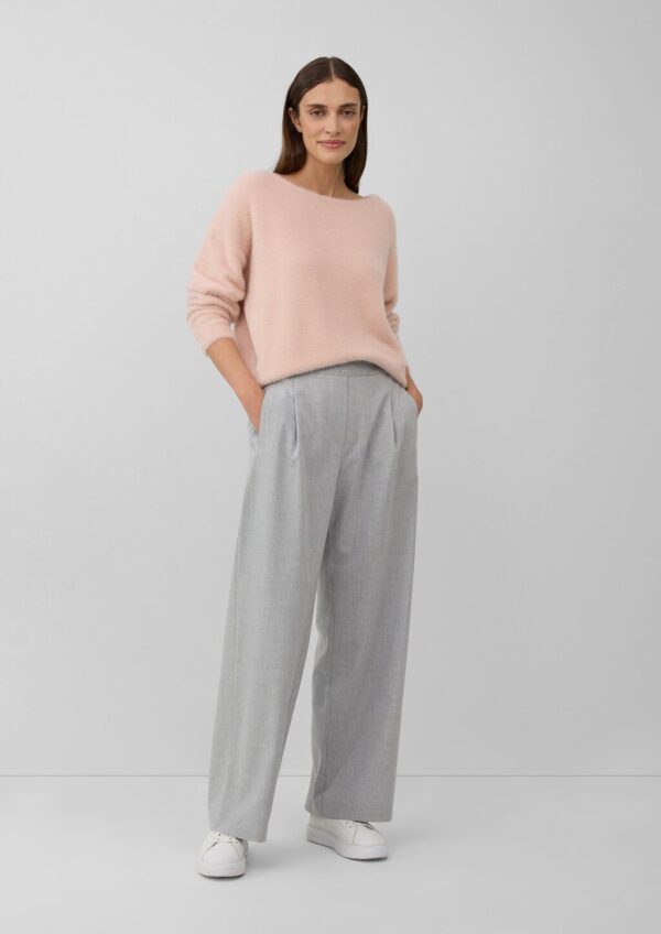 Flauschiger Pullover mit U-Boot-Ausschnitt