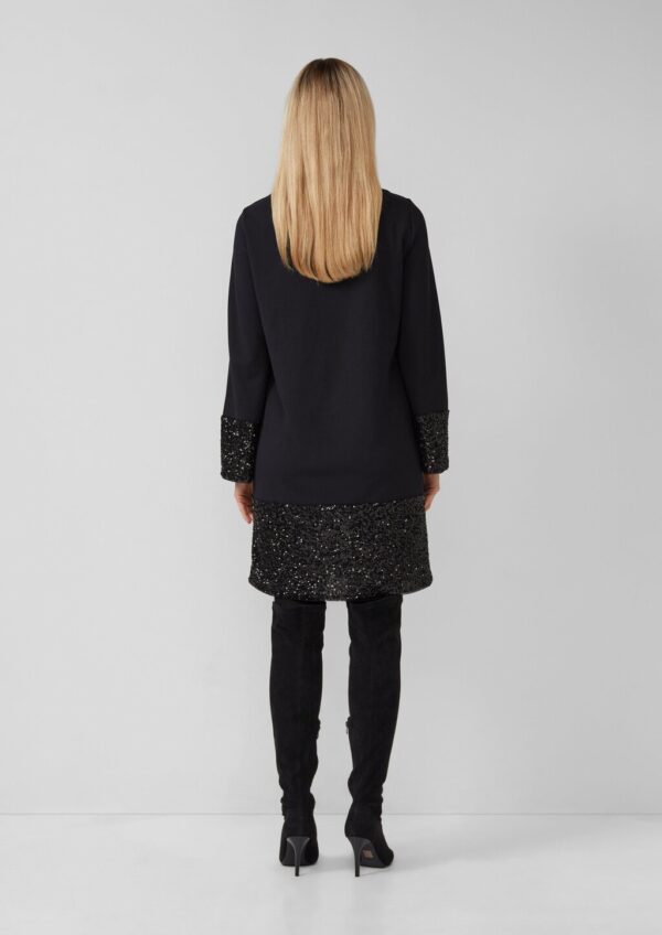 Kurzes Kleid mit Pailletten am Saum