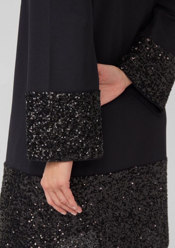 Kurzes Kleid mit Pailletten am Saum