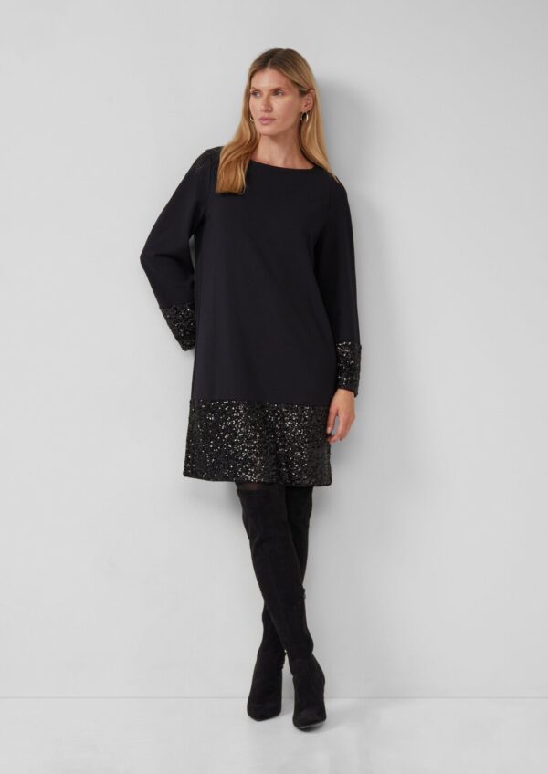 Kurzes Kleid mit Pailletten am Saum