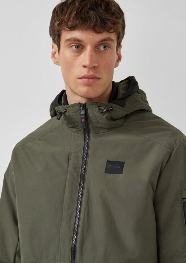 Sportive Jacke im Fabricmix mit verstellbarer Kapuze