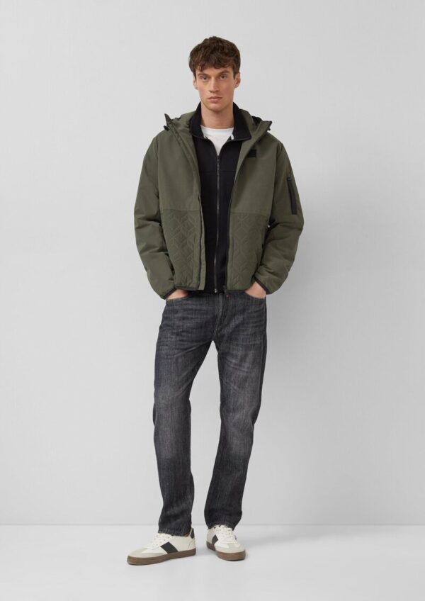 Sportive Jacke im Fabricmix mit verstellbarer Kapuze