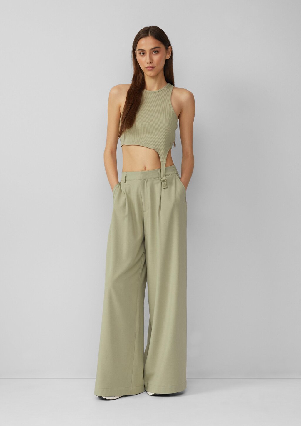 Bundfaltenhose mit weitem Bein | QS x Vanessa Mai