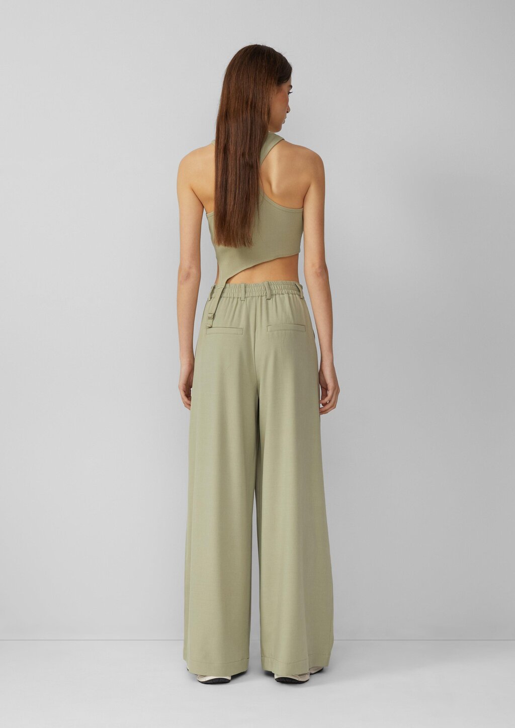 Bundfaltenhose mit weitem Bein | QS x Vanessa Mai