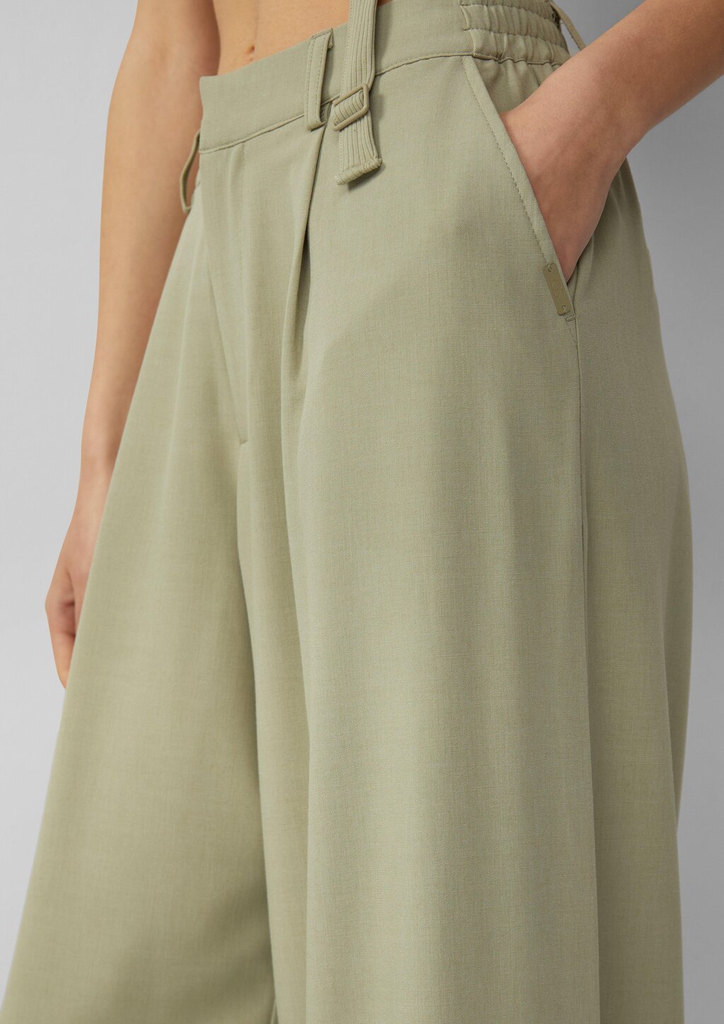 Bundfaltenhose mit weitem Bein | QS x Vanessa Mai