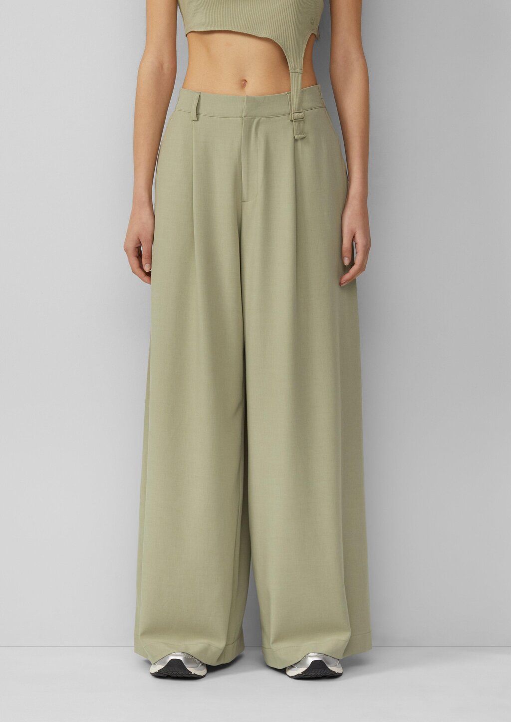 Bundfaltenhose mit weitem Bein | QS x Vanessa Mai