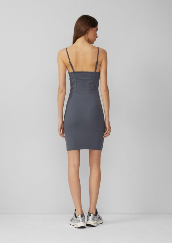 Elastisches Spaghettiträger-Kleid mit Nahtdetails | QS x Vanessa Mai