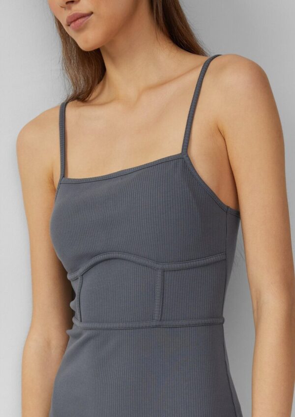 Elastisches Spaghettiträger-Kleid mit Nahtdetails | QS x Vanessa Mai