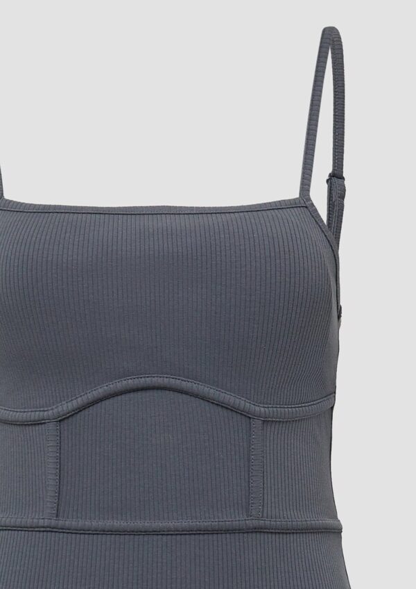 Elastisches Spaghettiträger-Kleid mit Nahtdetails | QS x Vanessa Mai