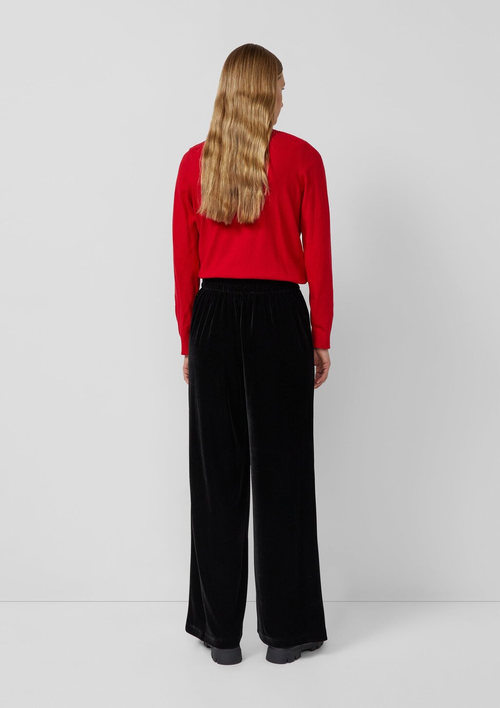 Fließende Samthose mit Elastikbund und weitem Bein