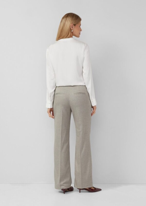 Fließende Langarm-Bluse mit Stehkragen und Zierknopf