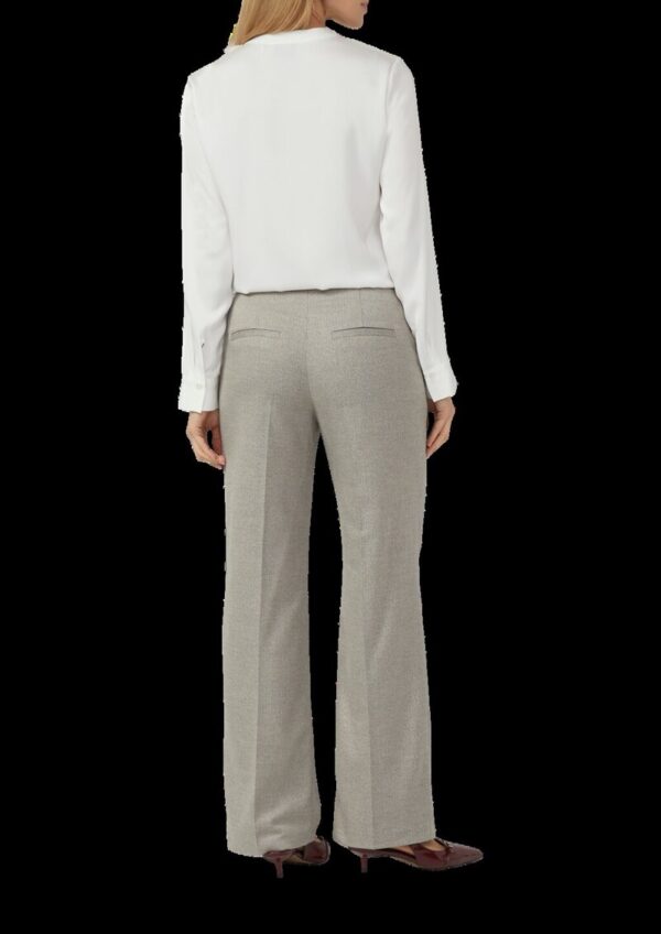 Fließende Langarm-Bluse mit Stehkragen und Zierknopf