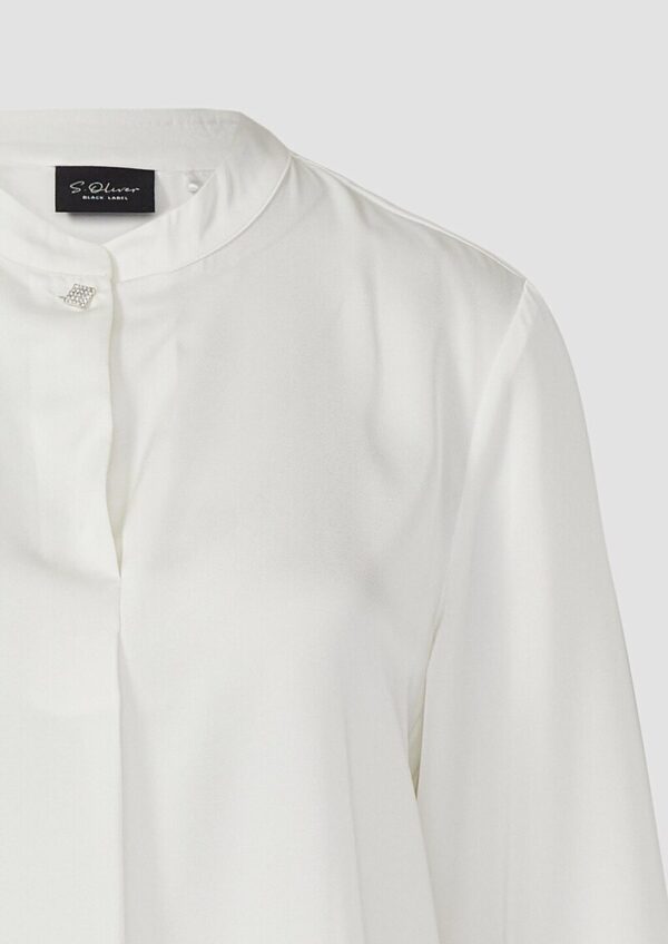 Fließende Langarm-Bluse mit Stehkragen und Zierknopf