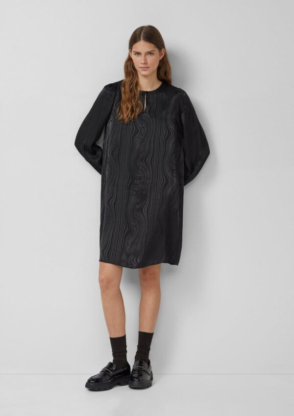 Fließendes Jacquardkleid mit Raffung