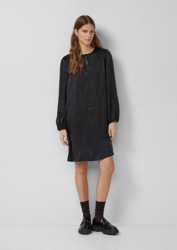 Fließendes Jacquardkleid mit Raffung