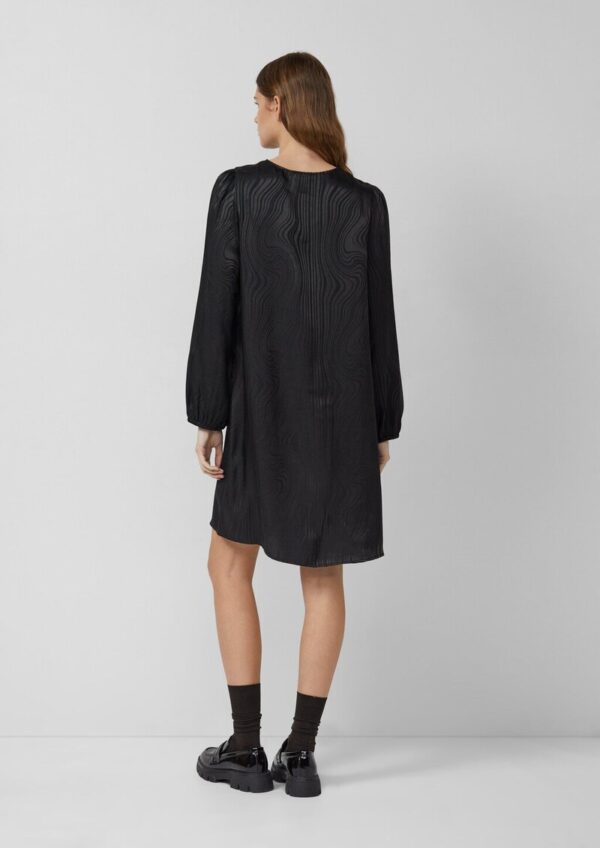 Fließendes Jacquardkleid mit Raffung