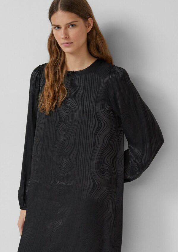 Fließendes Jacquardkleid mit Raffung