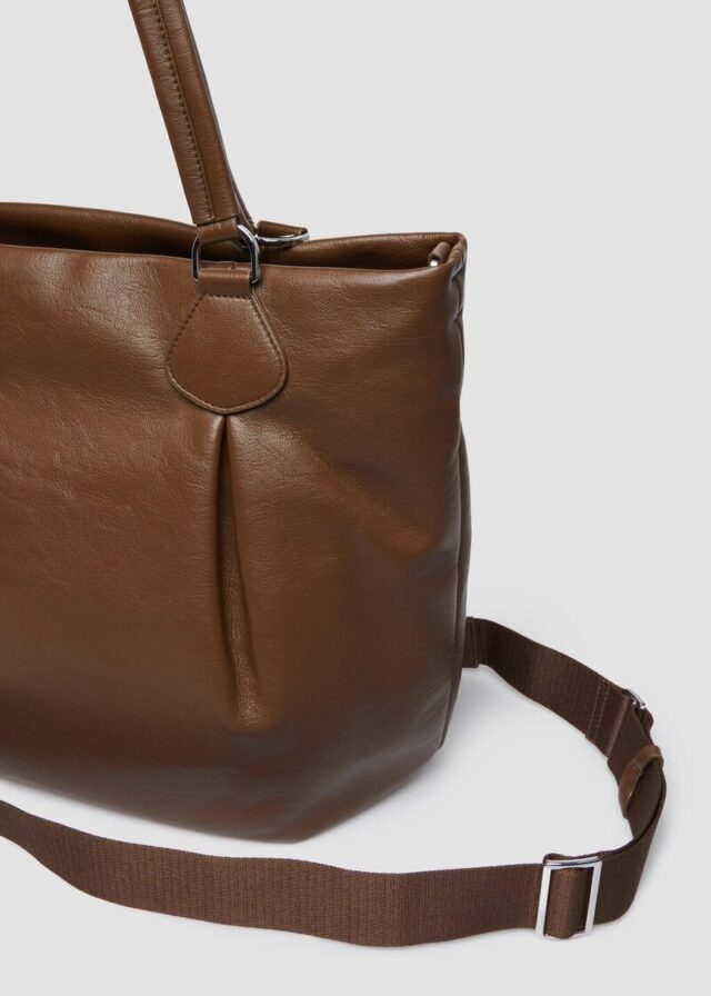 Shopper aus Lederimitat mit Logoprägung und abnehmbarem Schultergurt