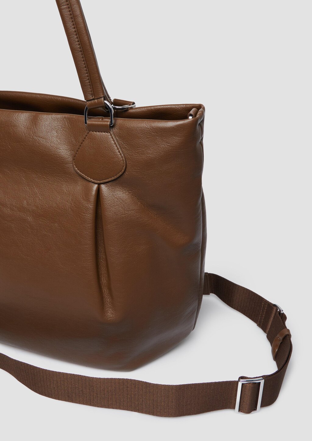 Shopper aus Lederimitat mit Logoprägung und abnehmbarem Schultergurt