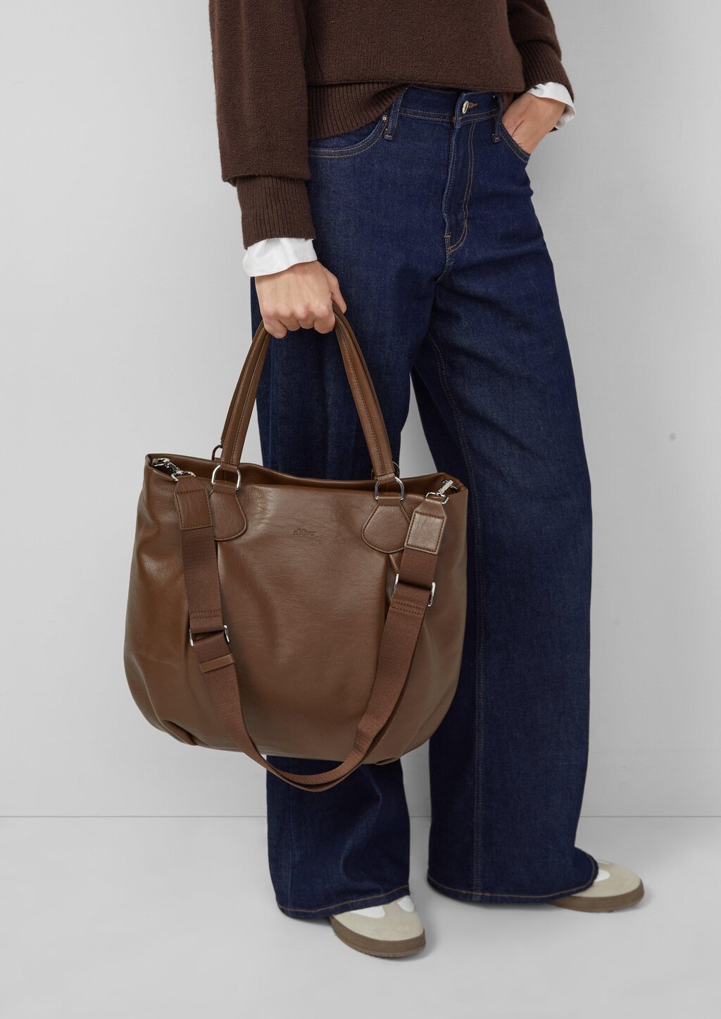 Shopper aus Lederimitat mit Logoprägung und abnehmbarem Schultergurt