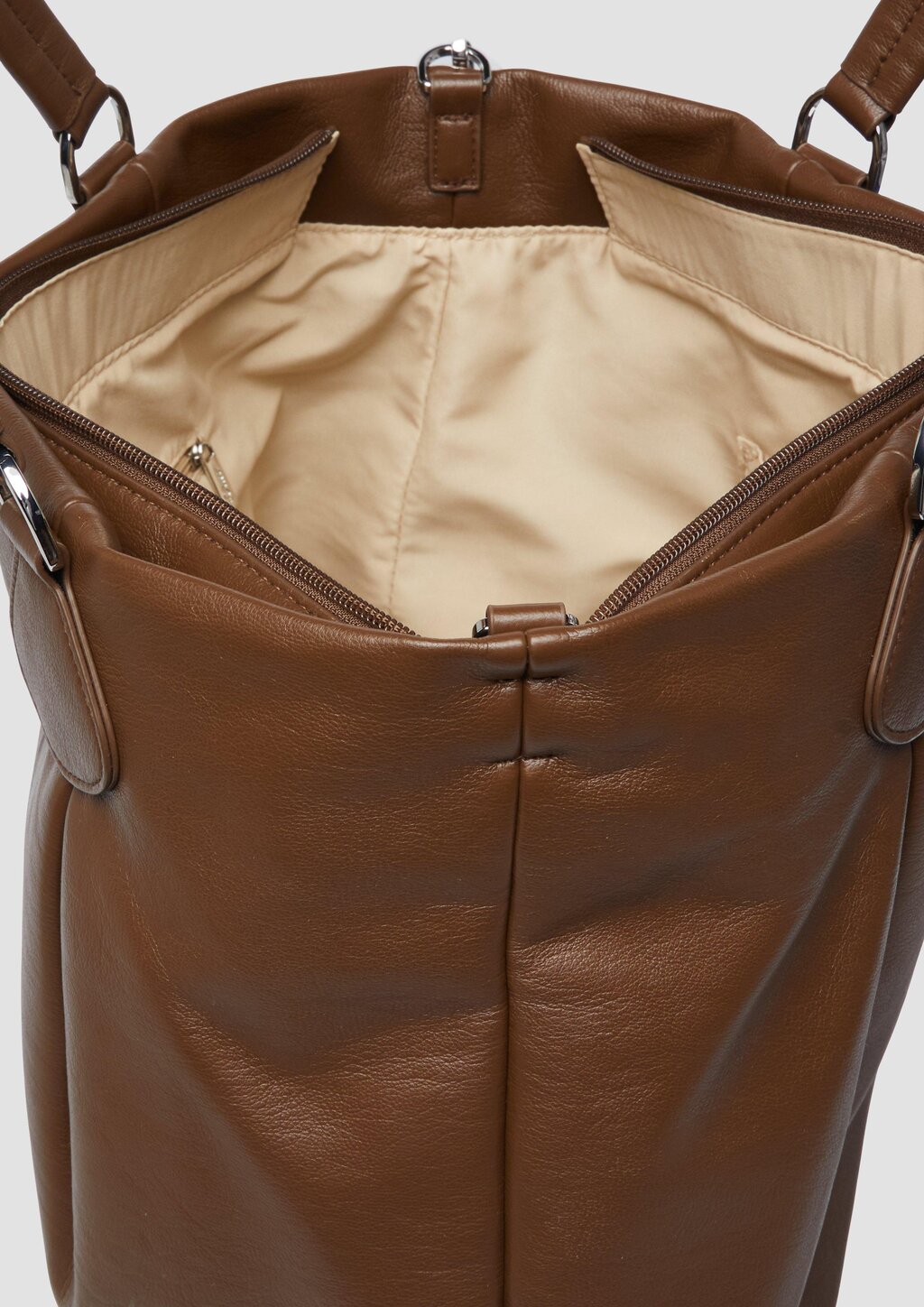 Shopper aus Lederimitat mit Logoprägung und abnehmbarem Schultergurt