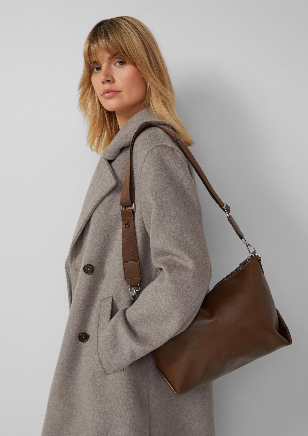 Schultertasche aus Lederimitat mit Logoprägung und abnehmbarem Schulterriemen