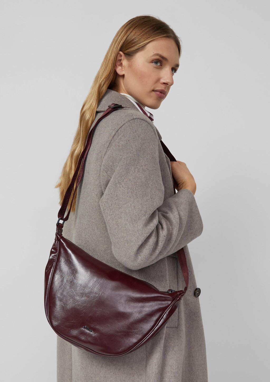 Halbmondtasche aus Lederimitat mit Logo-Detail