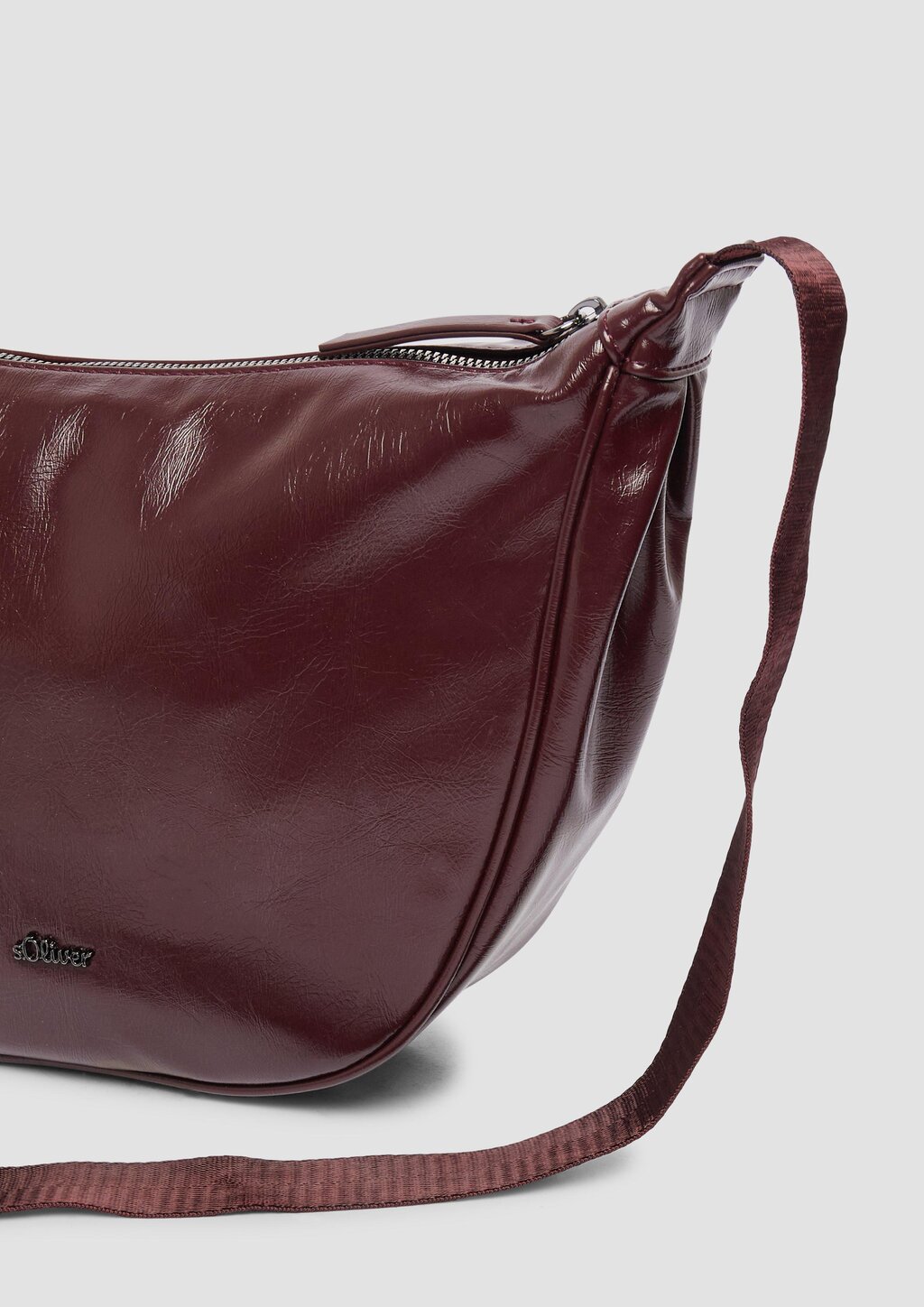 Halbmondtasche aus Lederimitat mit Logo-Detail