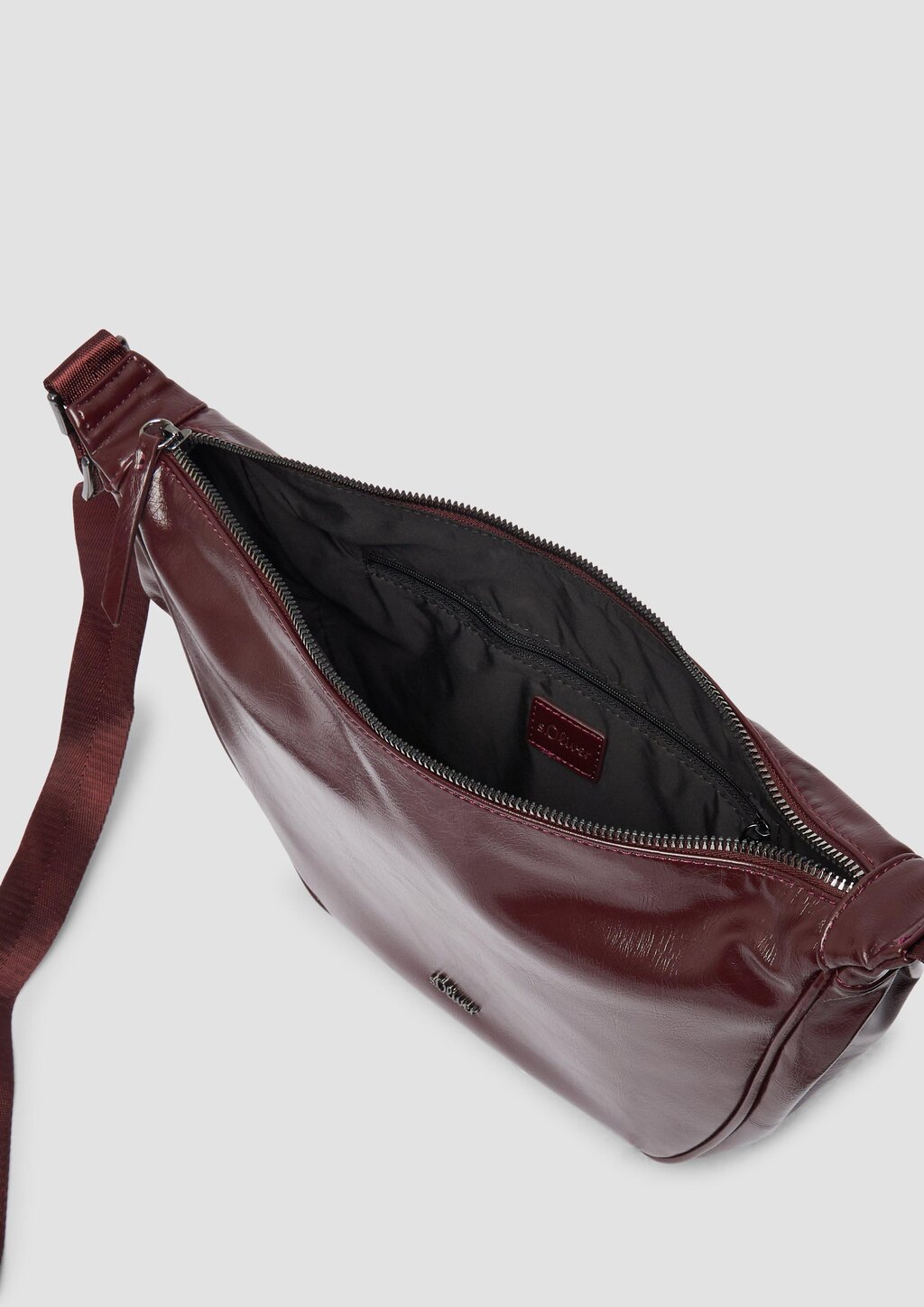 Halbmondtasche aus Lederimitat mit Logo-Detail