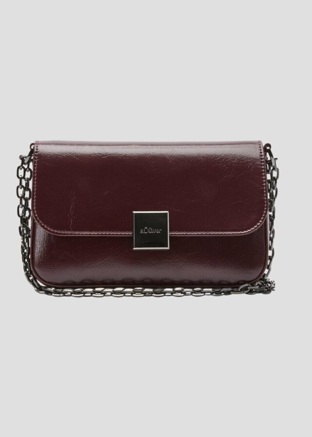 Clutch mit Schulterkette und Logo-Gravur auf der Magnetschließe