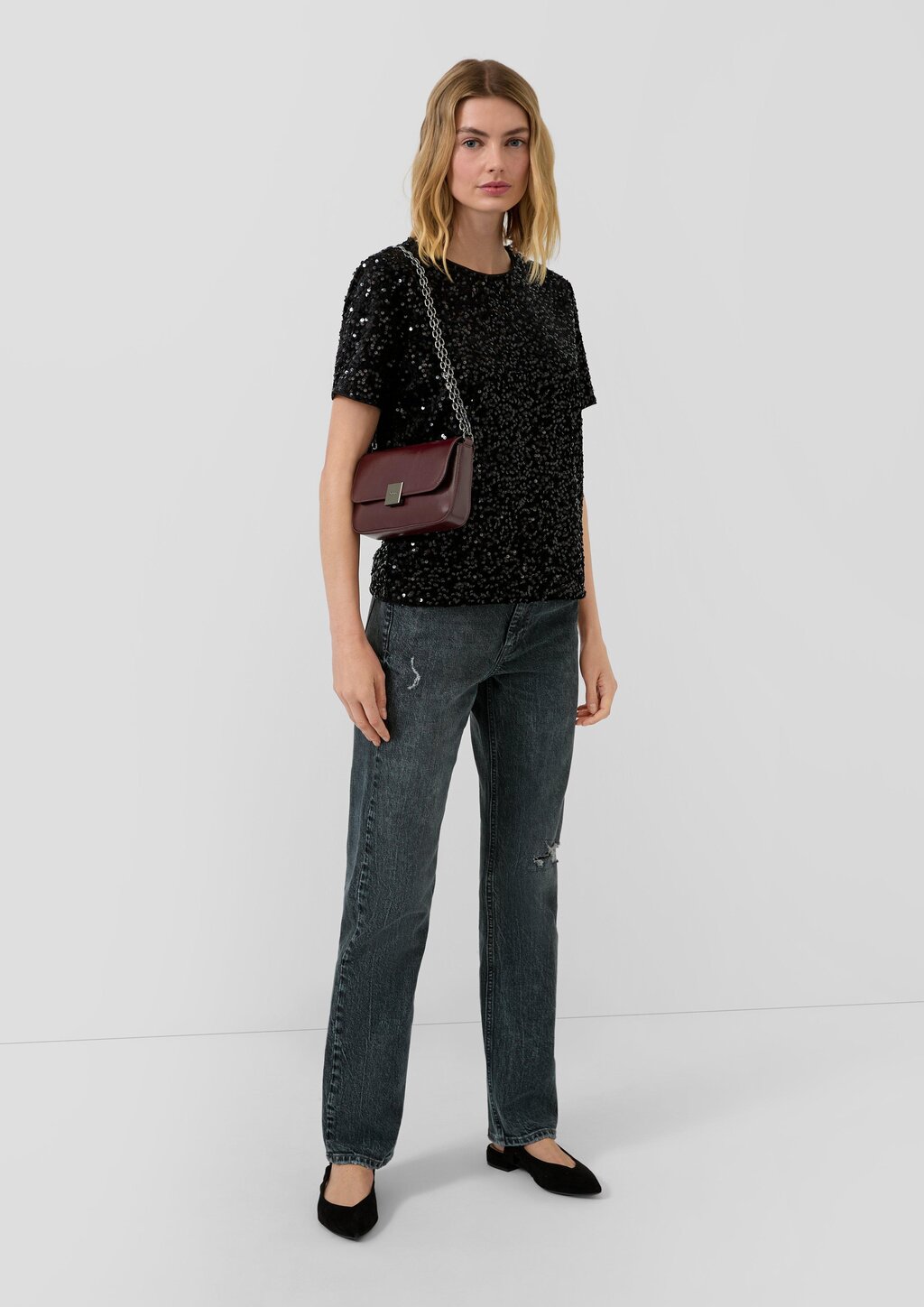 Clutch mit Schulterkette und Logo-Gravur auf der Magnetschließe