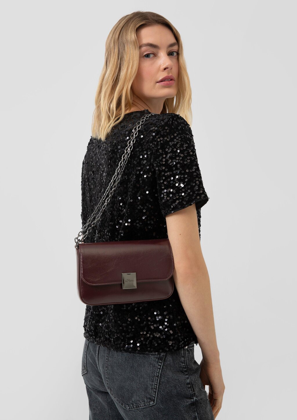 Clutch mit Schulterkette und Logo-Gravur auf der Magnetschließe