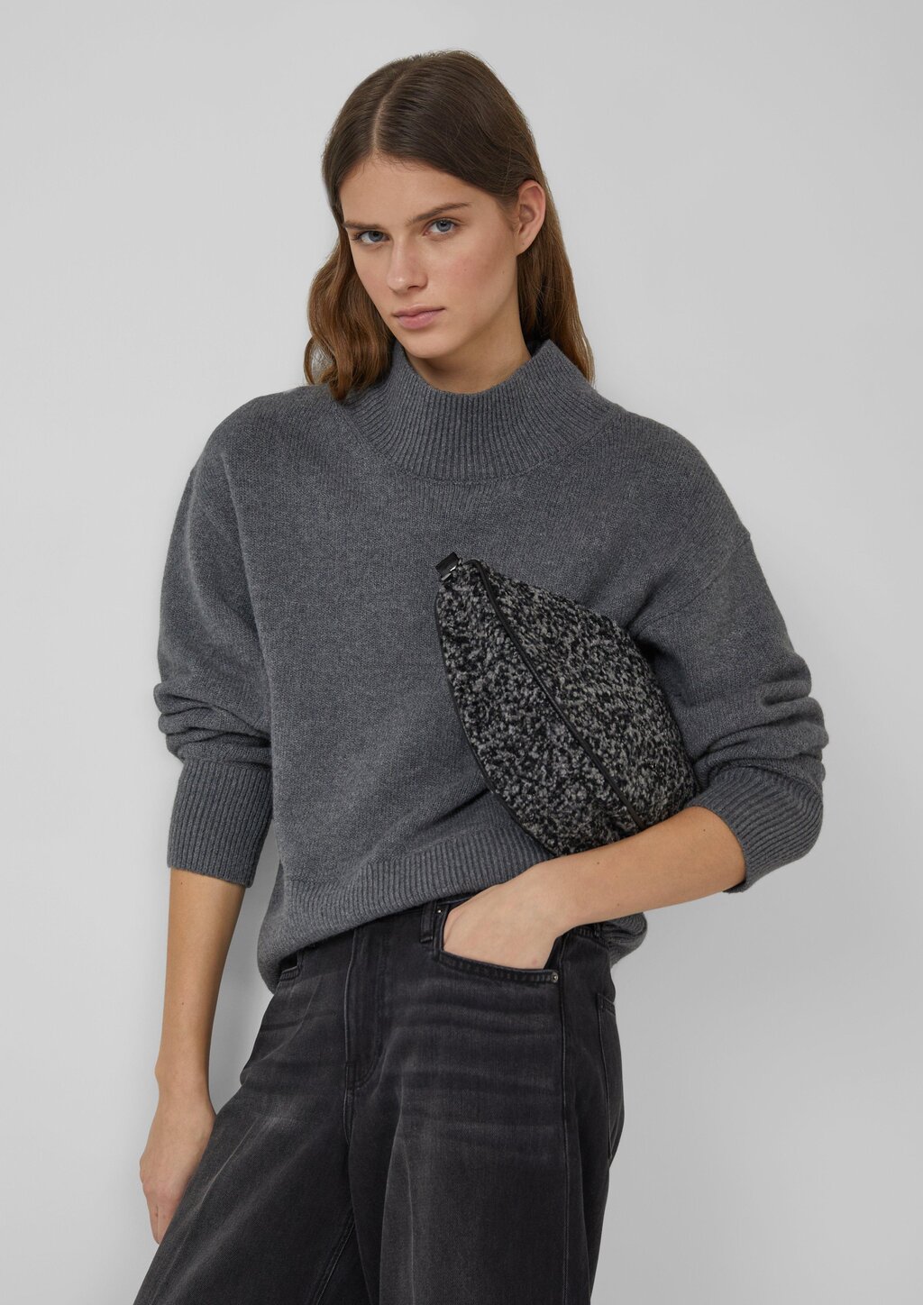 Half-Moon-Bag aus Fake Fur mit längenverstellbarem Schultergurt