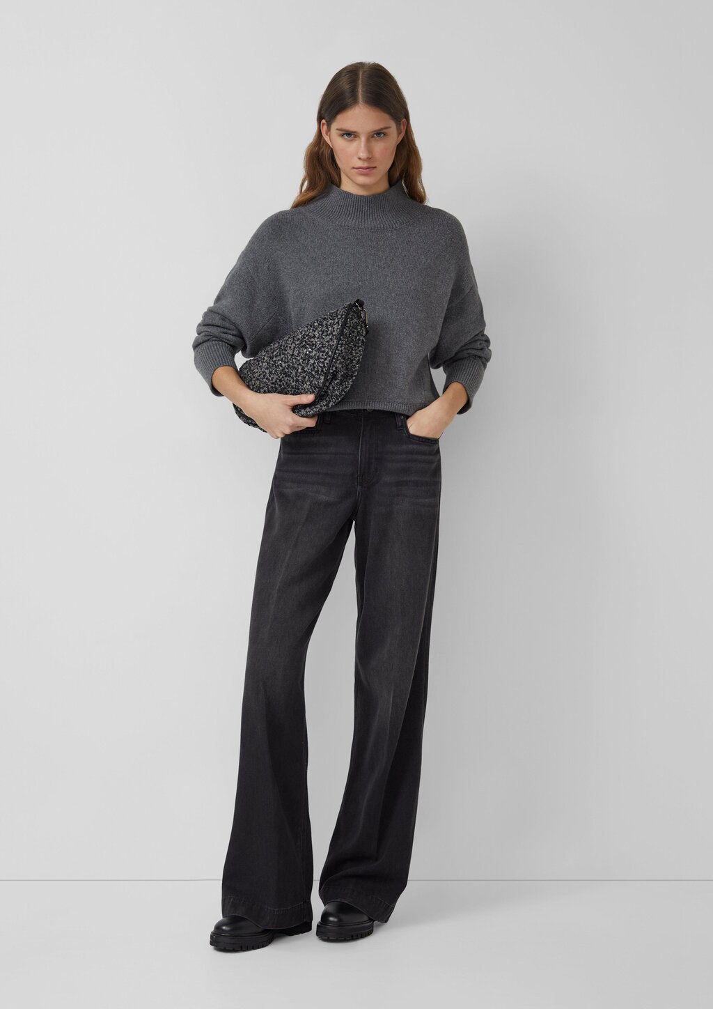 Half-Moon-Bag aus Fake Fur mit längenverstellbarem Schultergurt